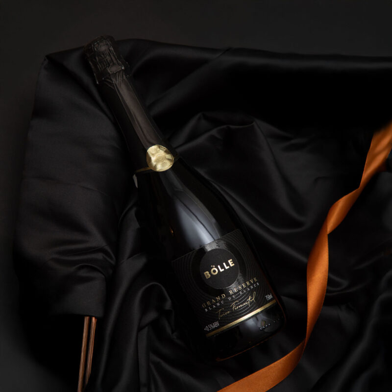 Svört flaska af BOLLE Grand Reserve á svörtu satíni með koparlitum borða