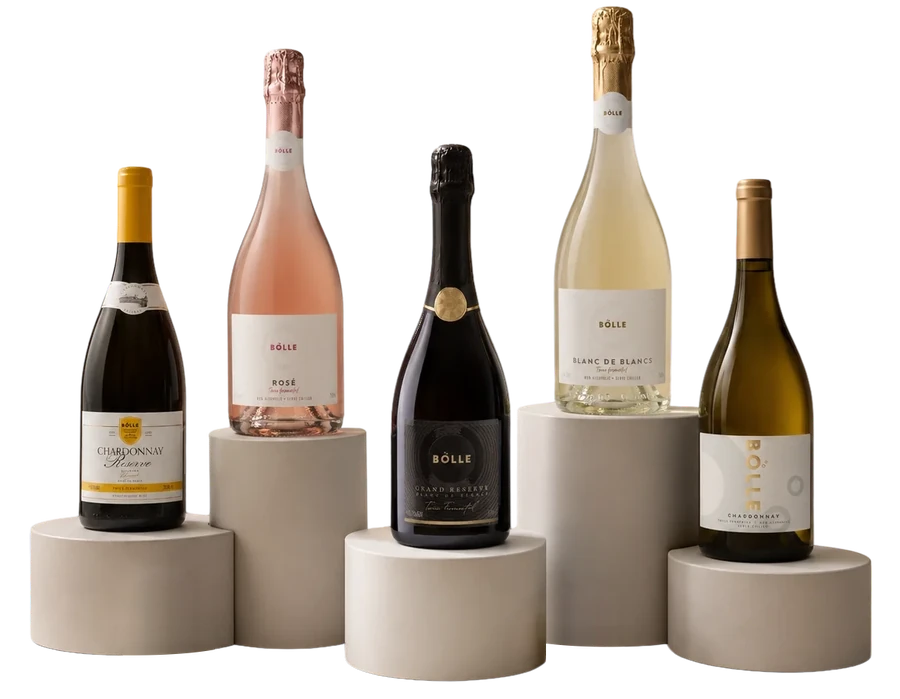 Fimm flöskur af óáfengum vínum frá BOLLE á ljósum stöllum: Chardonnay Reserve, Sparkling Rosé, Grand Reserve, Blanc de Blancs og Still Chardonnay